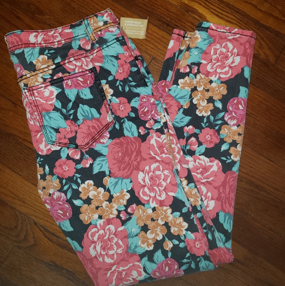 ❤Mossimo Skinny Size 17 .  NWT.  Flowers!